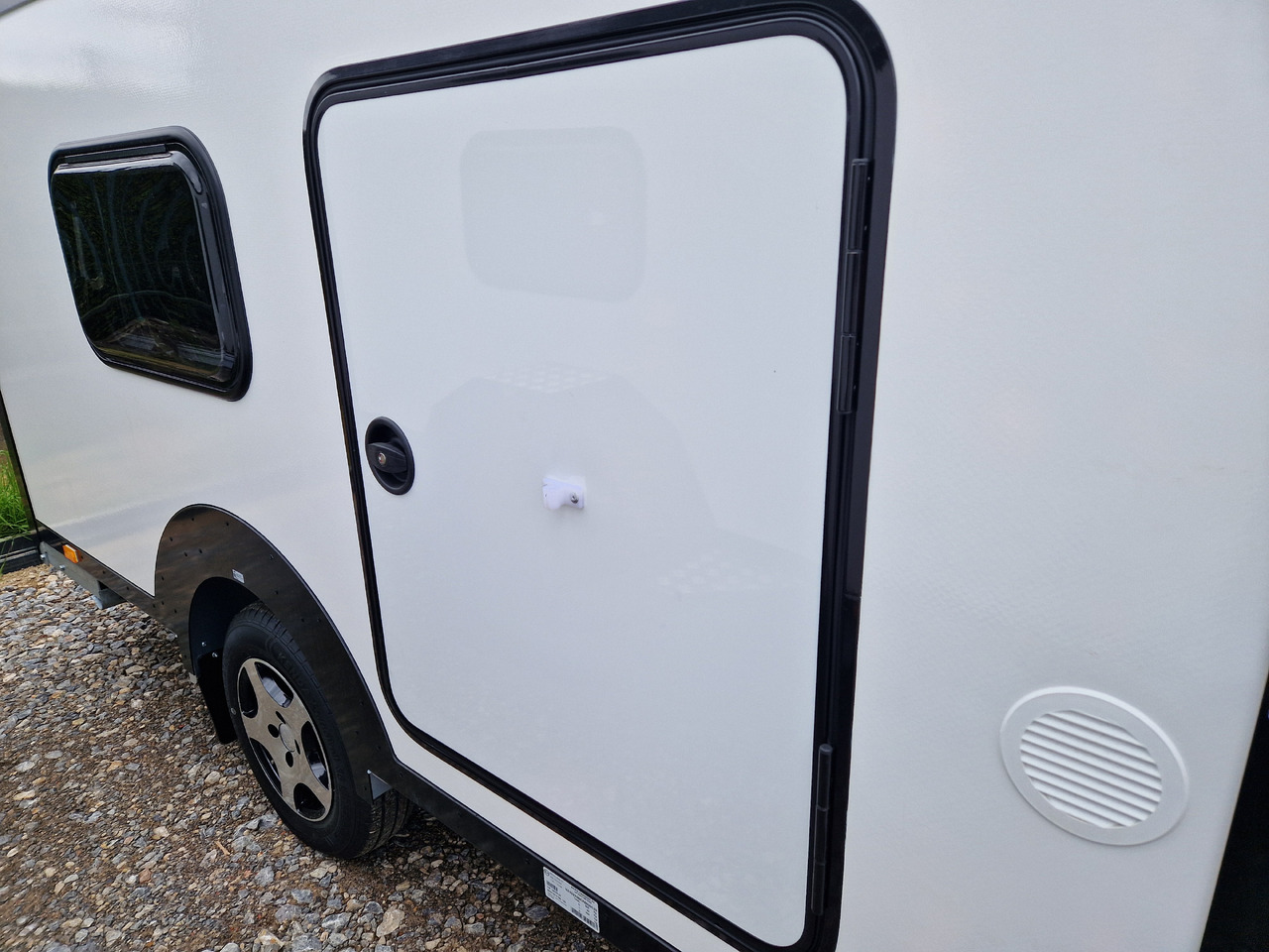 Mini Caravan Cargo Base Camp M+ wild 290cm Alufelgen 2 Fenster 100km/H 800kg - Ρυμουλκούμενο τροχόσπιτο: φωτογραφία 2 Mini Caravan Cargo Base Camp M+ wild 290cm Alufelgen 2 Fenster 100km/H 800kg - Ρυμουλκούμενο τροχόσπιτο: φωτογραφία 2