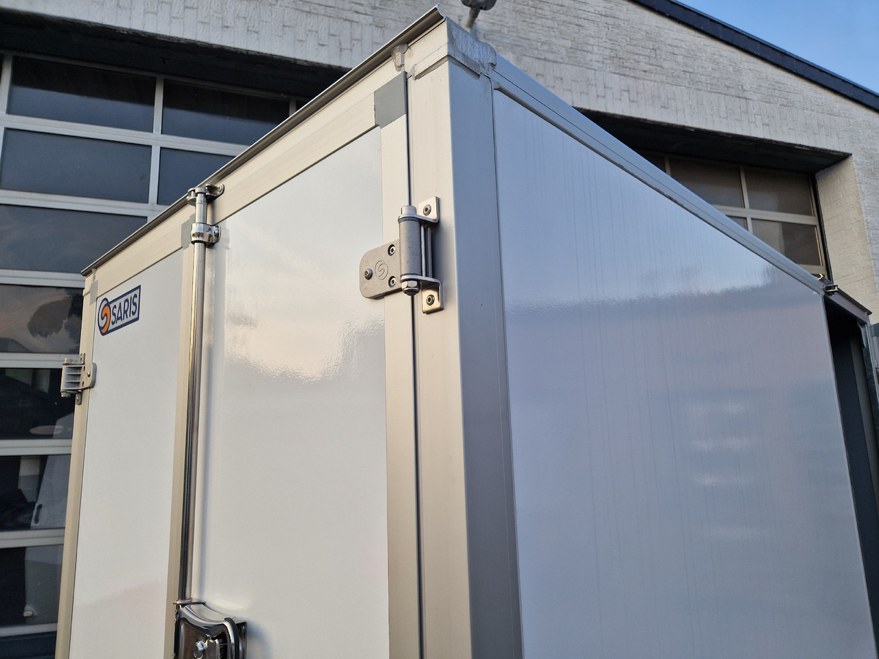 Ρυμούλκα κόφα Saris Koffer GO 256 134 1350 1 GFK weiß Seitentür (S) 1350kg Modell 2024: φωτογραφία 8