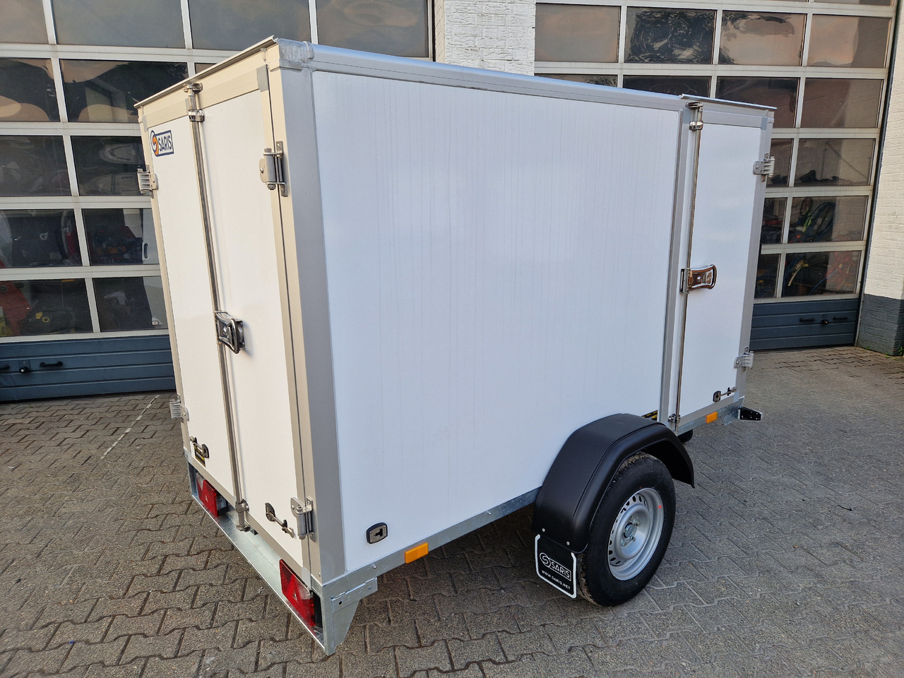 Ρυμούλκα κόφα Saris Koffer GO 256 134 1350 1 GFK weiß Seitentür (S) 1350kg Modell 2024: φωτογραφία 9