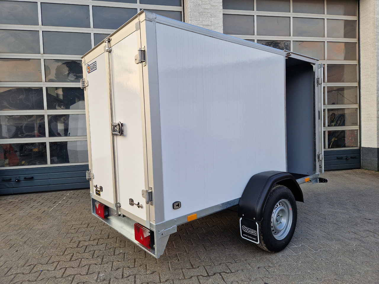 Ρυμούλκα κόφα Saris Koffer GO 256 134 1350 1 GFK weiß Seitentür (S) 1350kg Modell 2024: φωτογραφία 10
