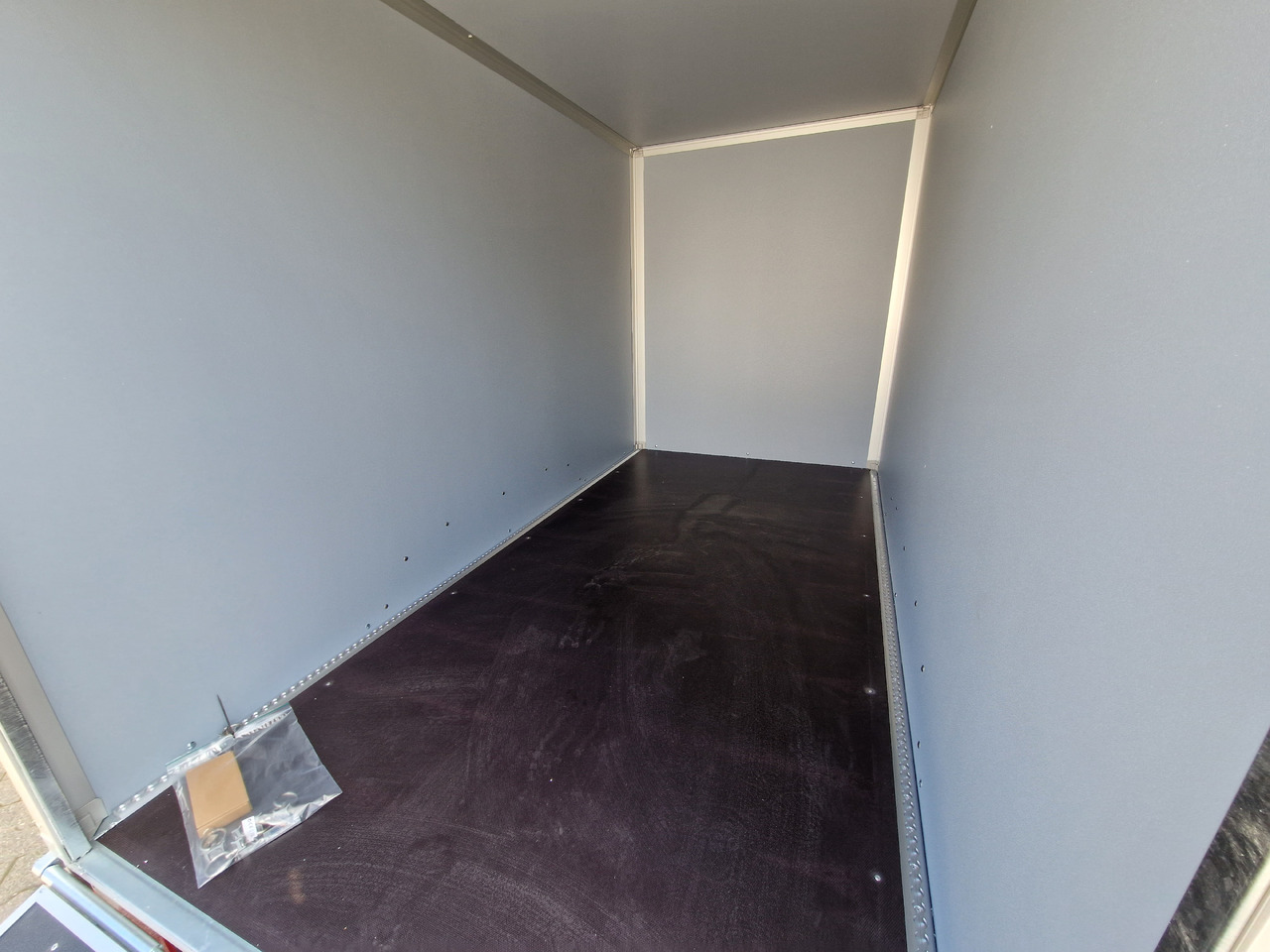 Saris Koffer GO 306 154 180 2700 2 306x154x180cm GFK weiß Auffahrklappe (M) 2700kg Modell 2025 - Ρυμούλκα κόφα: φωτογραφία 3 Saris Koffer GO 306 154 180 2700 2 306x154x180cm GFK weiß Auffahrklappe (M) 2700kg Modell 2025 - Ρυμούλκα κόφα: φωτογραφία 3