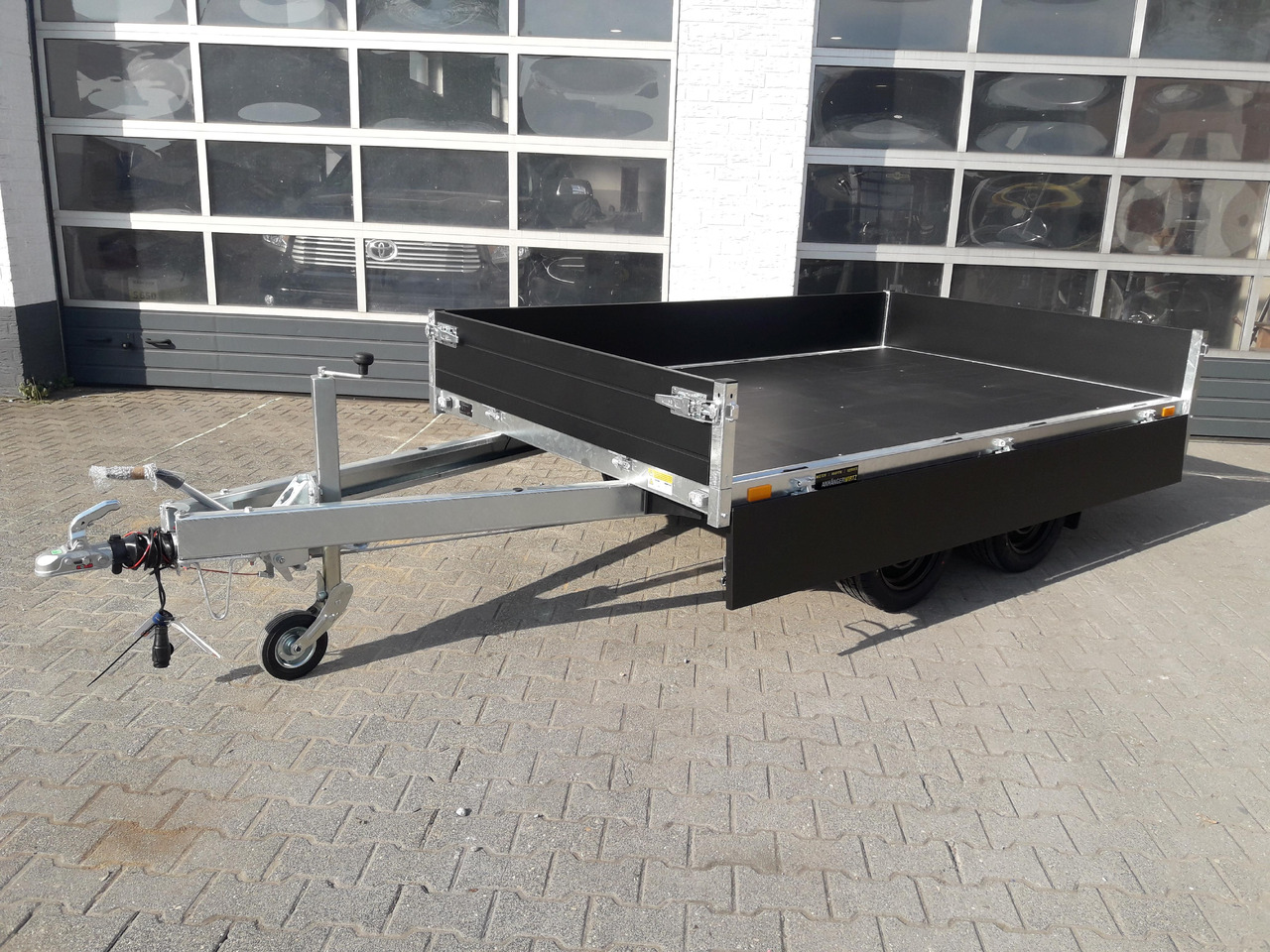 Saris PL276 170 2000 2 276x170x30cm black Edition LED Beleuchtung 13" (S) 2000kg - Τρέιλερ πλατφόρμα/ Καρότσα: φωτογραφία 2 Saris PL276 170 2000 2 276x170x30cm black Edition LED Beleuchtung 13" (S) 2000kg - Τρέιλερ πλατφόρμα/ Καρότσα: φωτογραφία 2