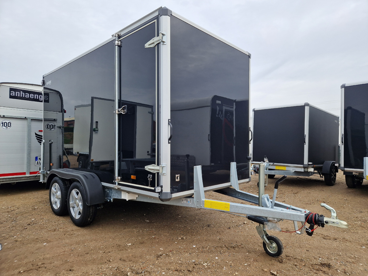 Variant 2517 C4 Edition black 346x168x188cm Seitentür Alufelgen 2500kg 100km/H - Ρυμούλκα κόφα: φωτογραφία 1 Variant 2517 C4 Edition black 346x168x188cm Seitentür Alufelgen 2500kg 100km/H - Ρυμούλκα κόφα: φωτογραφία 1