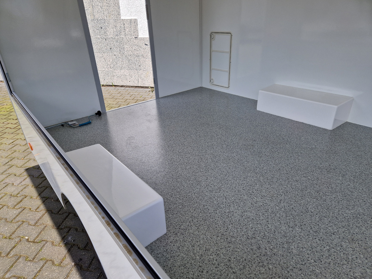 Verkaufsanhänger VK 300 220 aero retro 300x220x230cm 2 Verkaufsklappen rechts & vorn Hecktür 1300kg - Ρυμουλκούμενη καντίνα: φωτογραφία 5 Verkaufsanhänger VK 300 220 aero retro 300x220x230cm 2 Verkaufsklappen rechts & vorn Hecktür 1300kg - Ρυμουλκούμενη καντίνα: φωτογραφία 5