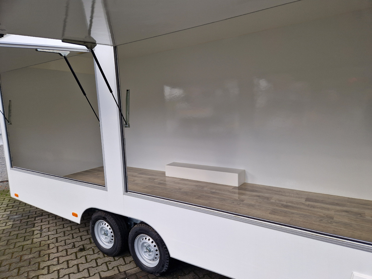 Verkaufsanhänger VK 522 200 aero retro 520x200x230cm 2 Seitenklappen Leer IL 2700kg - Ρυμουλκούμενη καντίνα: φωτογραφία 5 Verkaufsanhänger VK 522 200 aero retro 520x200x230cm 2 Seitenklappen Leer IL 2700kg - Ρυμουλκούμενη καντίνα: φωτογραφία 5