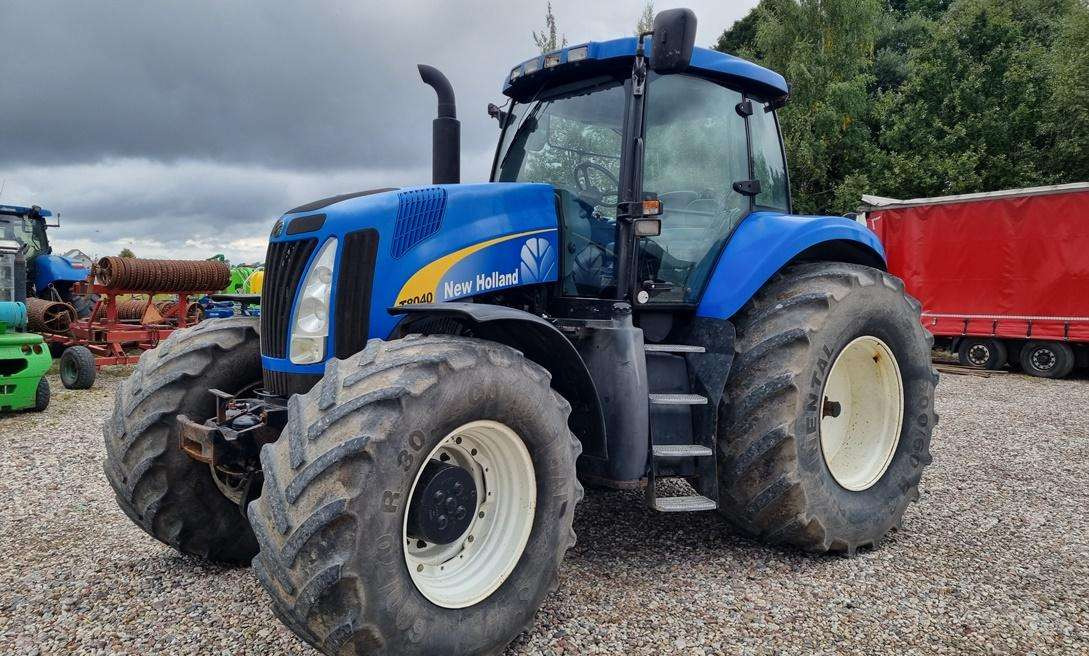 New Holland T8040 - Τρακτέρ: φωτογραφία 1 New Holland T8040 - Τρακτέρ: φωτογραφία 1