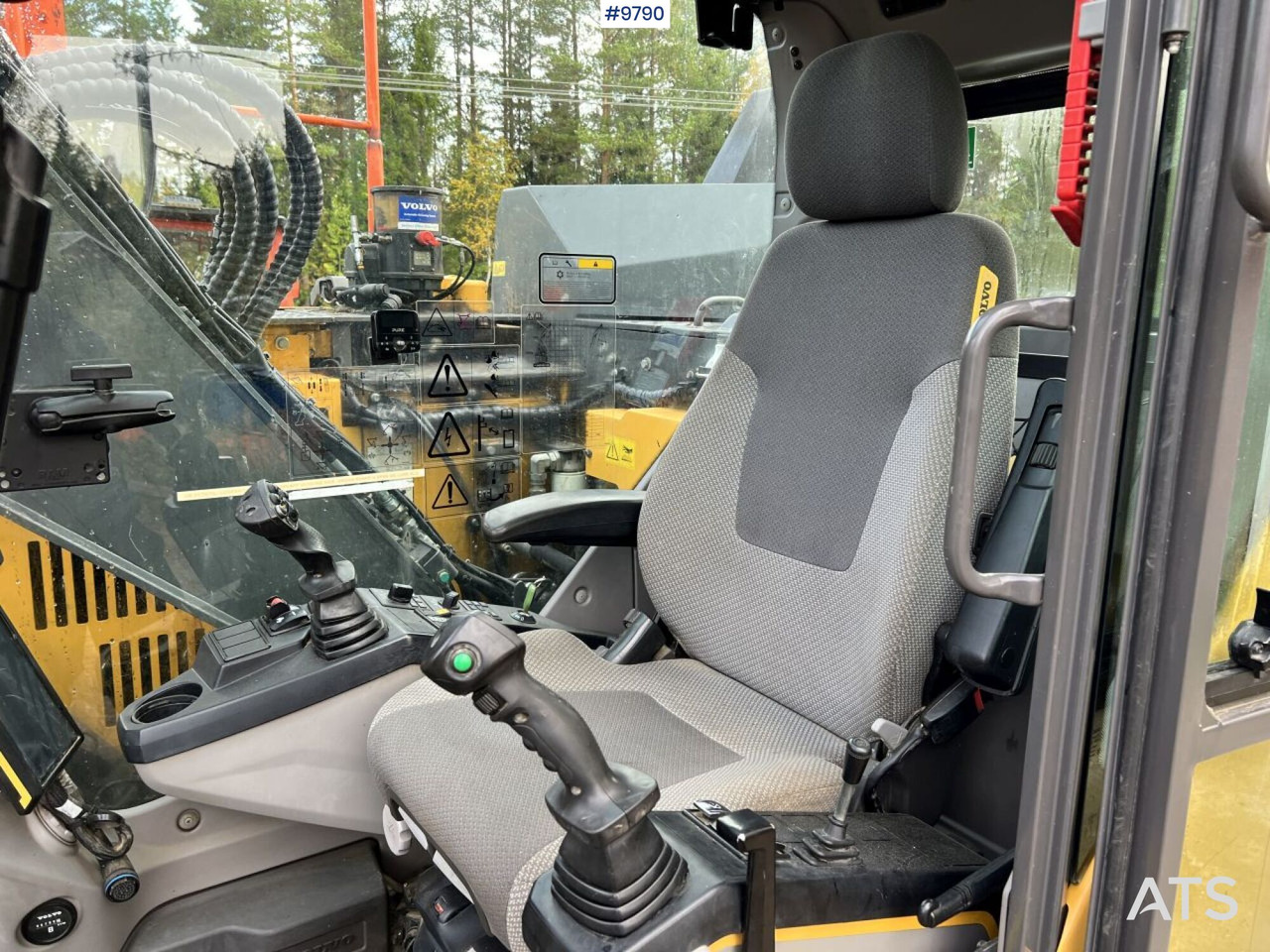 Leasing  VOLVO ECR145 EL Excavator with attachments VOLVO ECR145 EL Excavator with attachments: φωτογραφία 6