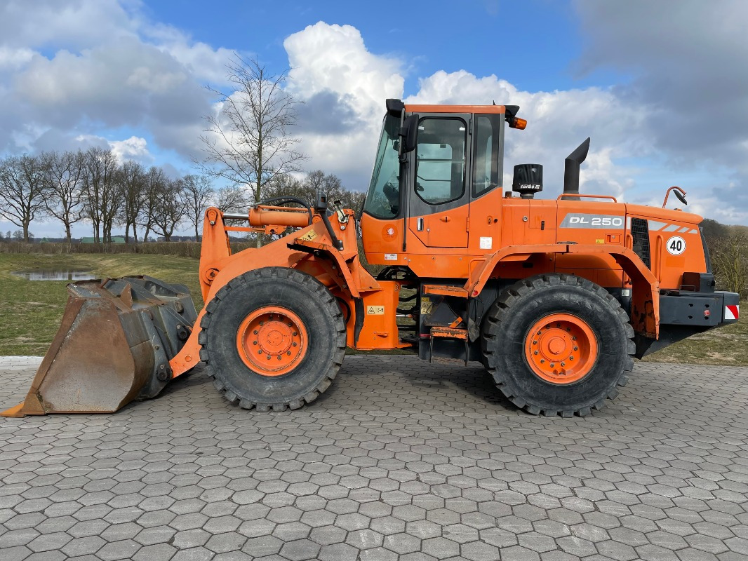 Doosan DL250 - Ελαστιχοφόρος φορτωτής: φωτογραφία 3 Doosan DL250 - Ελαστιχοφόρος φορτωτής: φωτογραφία 3