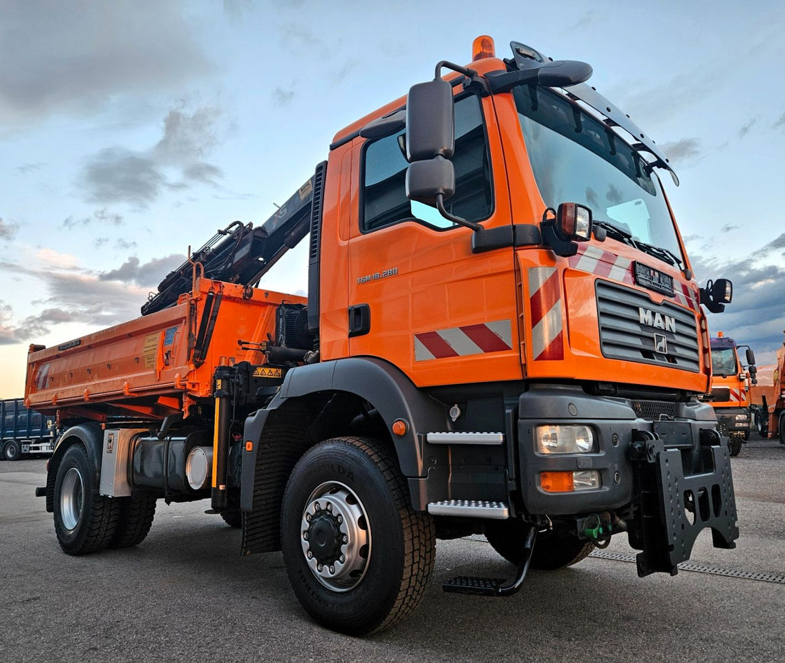 MAN TGM 18.280 4x4 HIAB 111-3 Funk Kran Winterdienst - Φορτηγό ανατρεπόμενο, Φορτηγό με γερανό: φωτογραφία 1 MAN TGM 18.280 4x4 HIAB 111-3 Funk Kran Winterdienst - Φορτηγό ανατρεπόμενο, Φορτηγό με γερανό: φωτογραφία 1