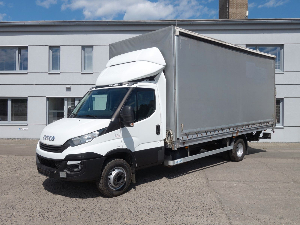 Iveco Daily 70C18 mit LBW - Επαγγελματικό αυτοκίνητο με μουσαμά: φωτογραφία 1 Iveco Daily 70C18 mit LBW - Επαγγελματικό αυτοκίνητο με μουσαμά: φωτογραφία 1