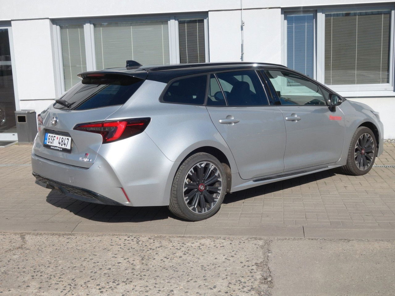 Toyota Corolla Touring 2,0 Hybrid GR Sport - Station wagon: φωτογραφία 5 Toyota Corolla Touring 2,0 Hybrid GR Sport - Station wagon: φωτογραφία 5