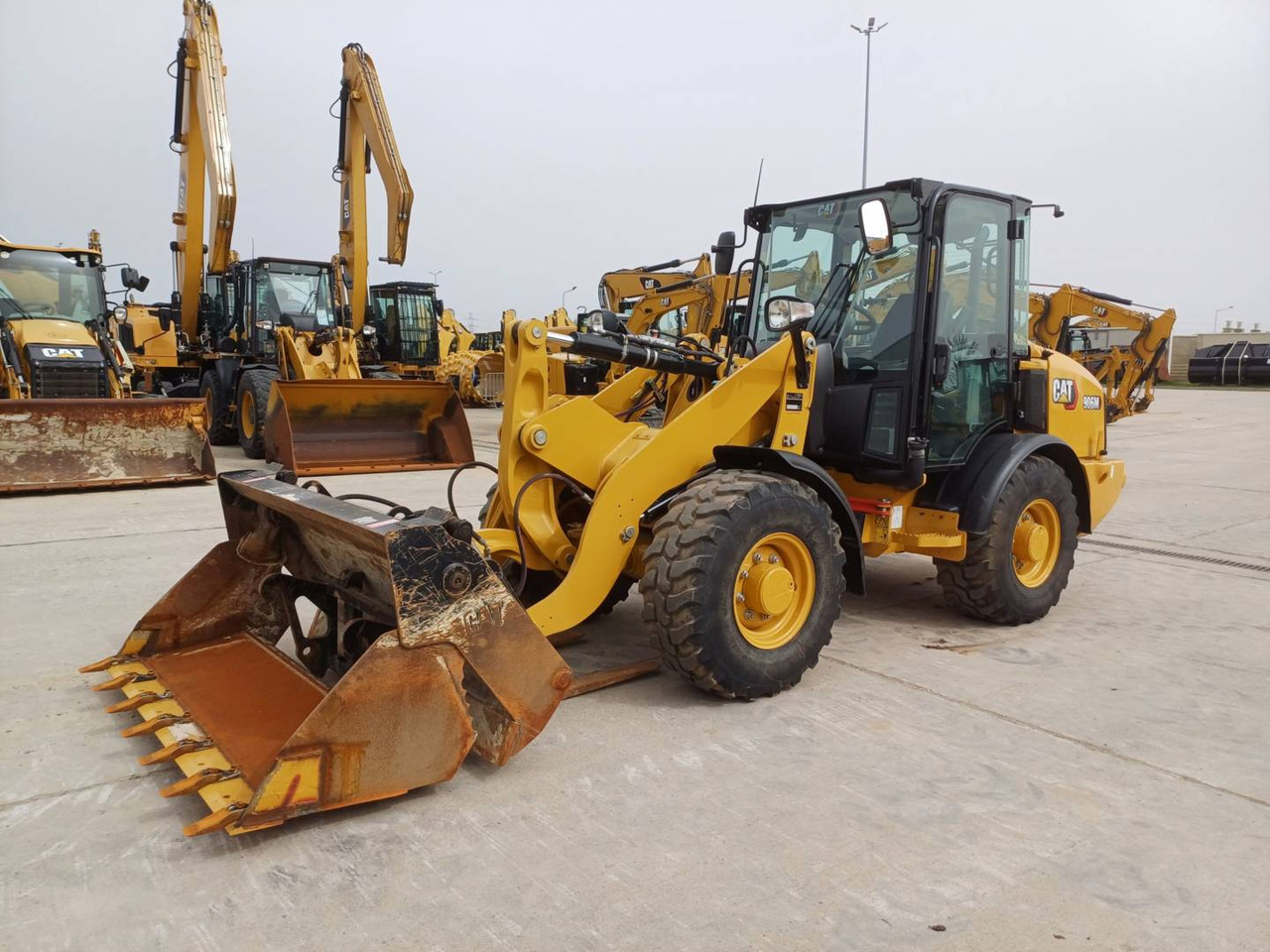CAT 906M - Ελαστιχοφόρος φορτωτής: φωτογραφία 1 CAT 906M - Ελαστιχοφόρος φορτωτής: φωτογραφία 1