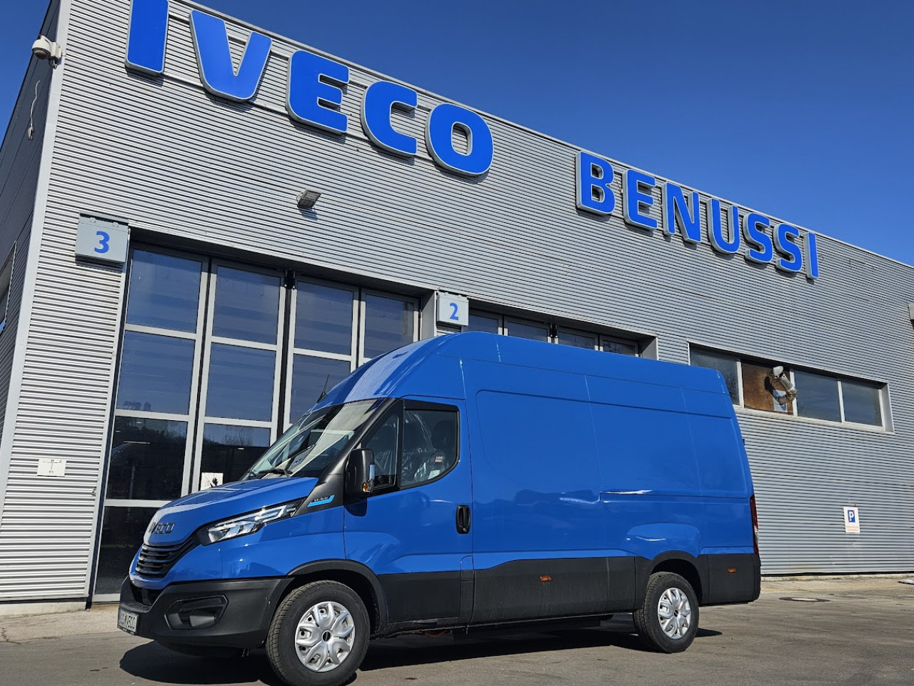IVECO Daily ELEKTRIČNI 35 C 18H - Επιβατικό βαν, Ηλεκτρικό van: φωτογραφία 1 IVECO Daily ELEKTRIČNI 35 C 18H - Επιβατικό βαν, Ηλεκτρικό van: φωτογραφία 1