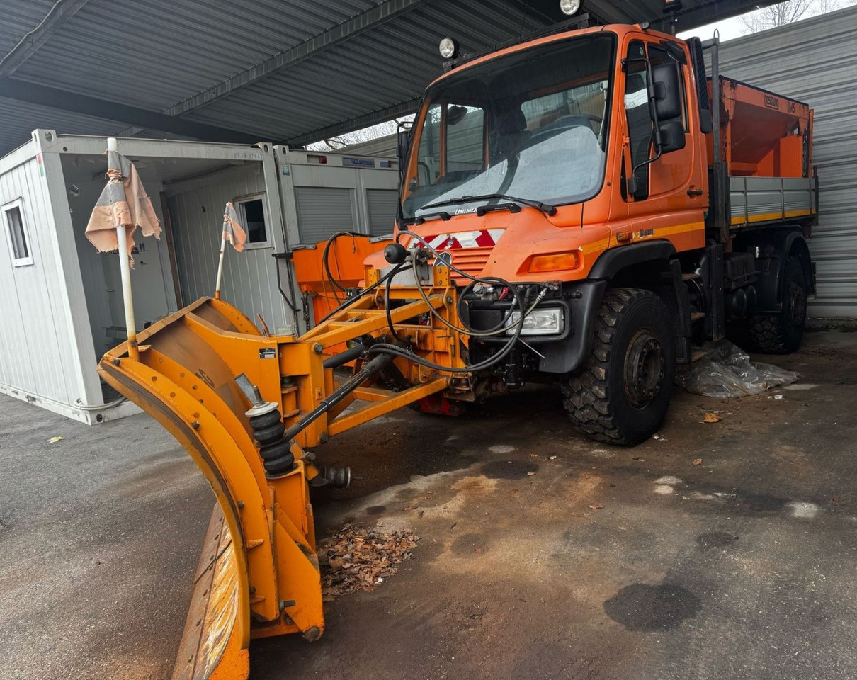 Unimog U400 4x4, Winterdienst, Schild+Streuer - Φορτηγό: φωτογραφία 2 Unimog U400 4x4, Winterdienst, Schild+Streuer - Φορτηγό: φωτογραφία 2