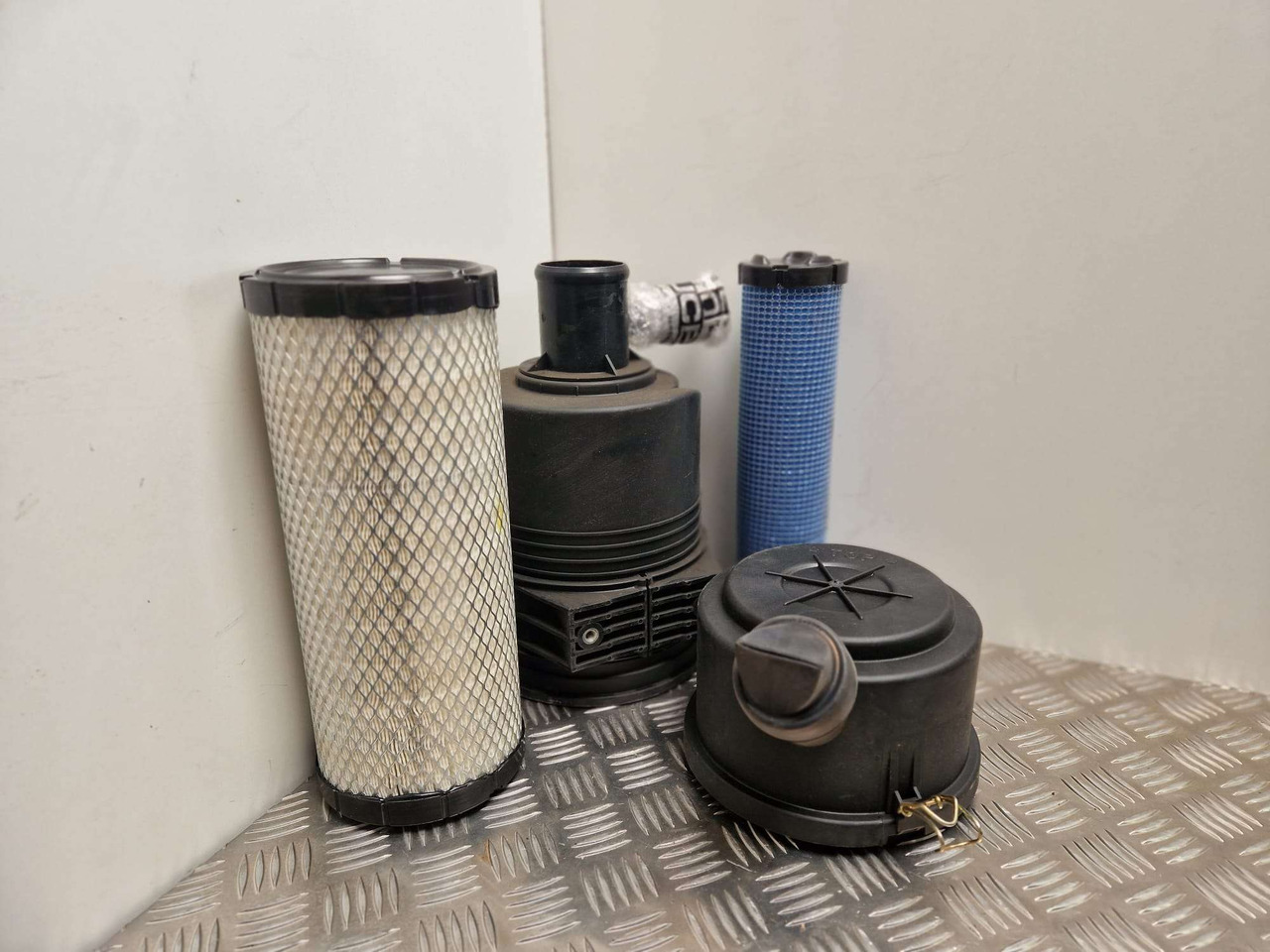 Donaldson air filter assembly JCB - Κινητήρας και ανταλλακτικά για Κατασκευή μηχανήματα: φωτογραφία 1 Donaldson air filter assembly JCB - Κινητήρας και ανταλλακτικά για Κατασκευή μηχανήματα: φωτογραφία 1