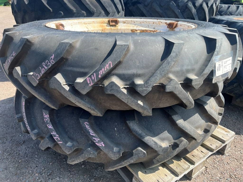 Alliance 13,6-38 Däck På Ford fälg - Ελαστικό για Γεωργικά μηχανήματα: φωτογραφία 1 Alliance 13,6-38 Däck På Ford fälg - Ελαστικό για Γεωργικά μηχανήματα: φωτογραφία 1