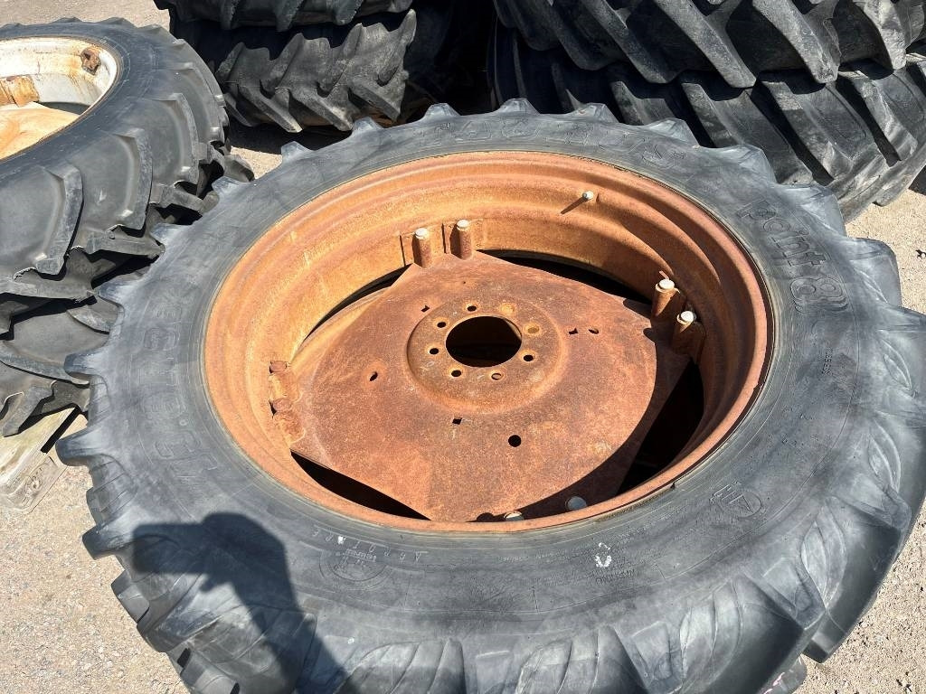 Taurus 13,6-R38 på fälg Case , MF , BM , IH - Ελαστικό για Γεωργικά μηχανήματα: φωτογραφία 2 Taurus 13,6-R38 på fälg Case , MF , BM , IH - Ελαστικό για Γεωργικά μηχανήματα: φωτογραφία 2