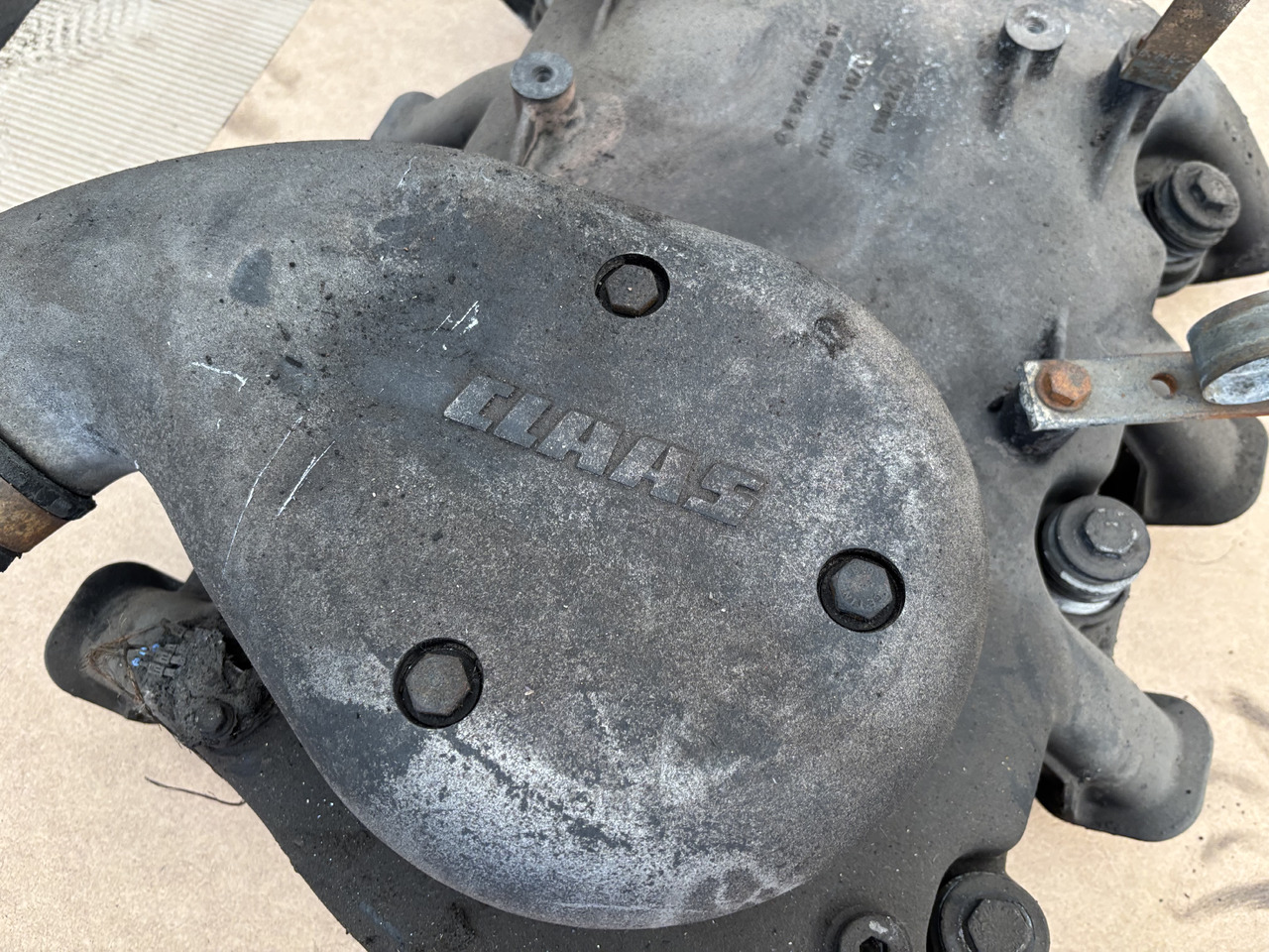 Claas Lexion 780 Kolektor Ssący OM502LA 5420982317 5420980617 - Πολλαπλή εισαγωγής για Θεριζοαλωνιστική μηχανή: φωτογραφία 2 Claas Lexion 780 Kolektor Ssący OM502LA 5420982317 5420980617 - Πολλαπλή εισαγωγής για Θεριζοαλωνιστική μηχανή: φωτογραφία 2