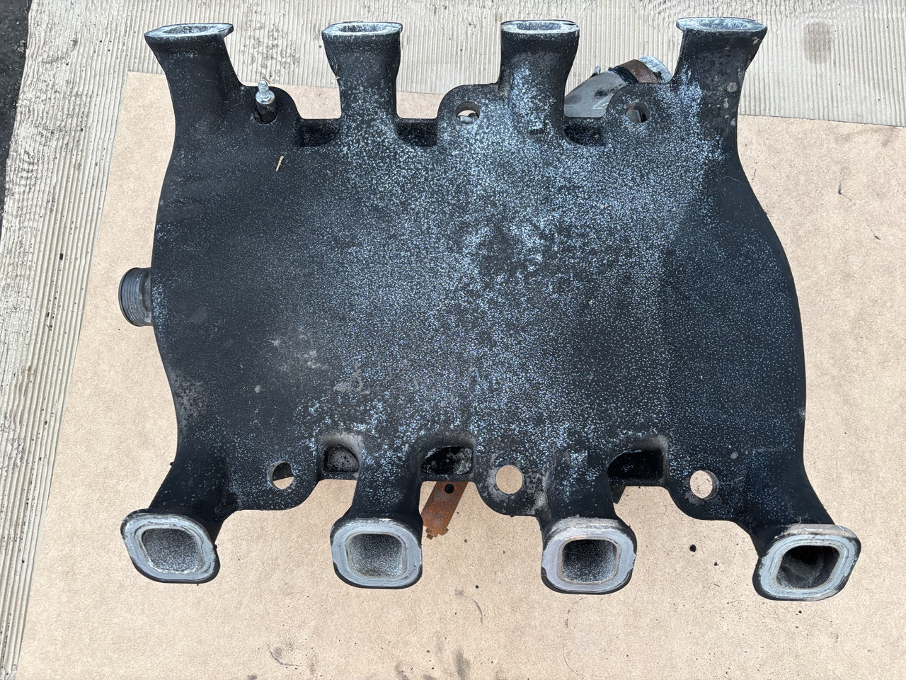 Claas Lexion 780 Kolektor Ssący OM502LA 5420982317 5420980617 - Πολλαπλή εισαγωγής για Θεριζοαλωνιστική μηχανή: φωτογραφία 4 Claas Lexion 780 Kolektor Ssący OM502LA 5420982317 5420980617 - Πολλαπλή εισαγωγής για Θεριζοαλωνιστική μηχανή: φωτογραφία 4