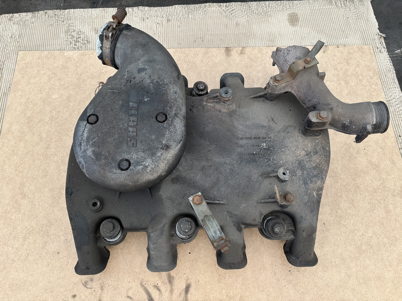 Claas Lexion 780 Kolektor Ssący OM502LA 5420982317 5420980617 - Πολλαπλή εισαγωγής για Θεριζοαλωνιστική μηχανή: φωτογραφία 1 Claas Lexion 780 Kolektor Ssący OM502LA 5420982317 5420980617 - Πολλαπλή εισαγωγής για Θεριζοαλωνιστική μηχανή: φωτογραφία 1