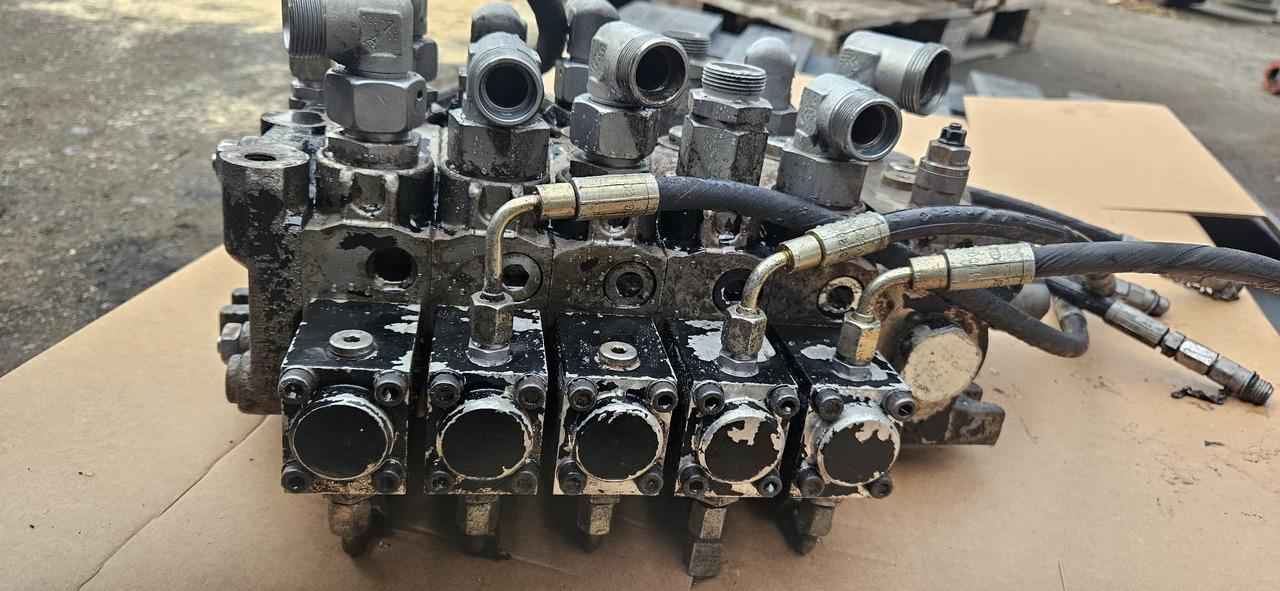 Claas Scorpion Kramer - rozdzielacz hydrauliczny Bucher 1000277214 - Υδραυλικό για Γεωργικά μηχανήματα: φωτογραφία 1 Claas Scorpion Kramer - rozdzielacz hydrauliczny Bucher 1000277214 - Υδραυλικό για Γεωργικά μηχανήματα: φωτογραφία 1