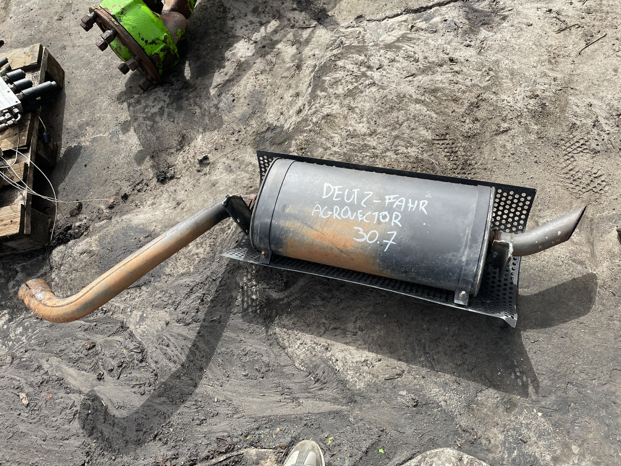 Deuzt-Fahr Agrovector 30.7 - tłumik tłumnik końćowy - Σιγαστήρας για Γεωργικά μηχανήματα: φωτογραφία 1 Deuzt-Fahr Agrovector 30.7 - tłumik tłumnik końćowy - Σιγαστήρας για Γεωργικά μηχανήματα: φωτογραφία 1