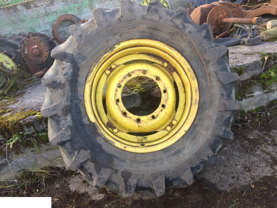 FELGA DW 16x28 John Deere , OPONA MICHELIN 16.9 R 28 - Πλήρης τροχός για Γεωργικά μηχανήματα: φωτογραφία 1 FELGA DW 16x28 John Deere , OPONA MICHELIN 16.9 R 28 - Πλήρης τροχός για Γεωργικά μηχανήματα: φωτογραφία 1