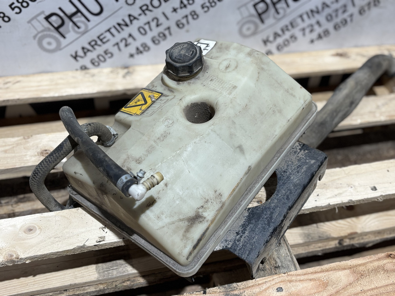 JCB 332/E9125 Zbiornik wyrównawczy płynu chłodniczego - Δοχείο διαστολής για Κατασκευή μηχανήματα: φωτογραφία 2 JCB 332/E9125 Zbiornik wyrównawczy płynu chłodniczego - Δοχείο διαστολής για Κατασκευή μηχανήματα: φωτογραφία 2