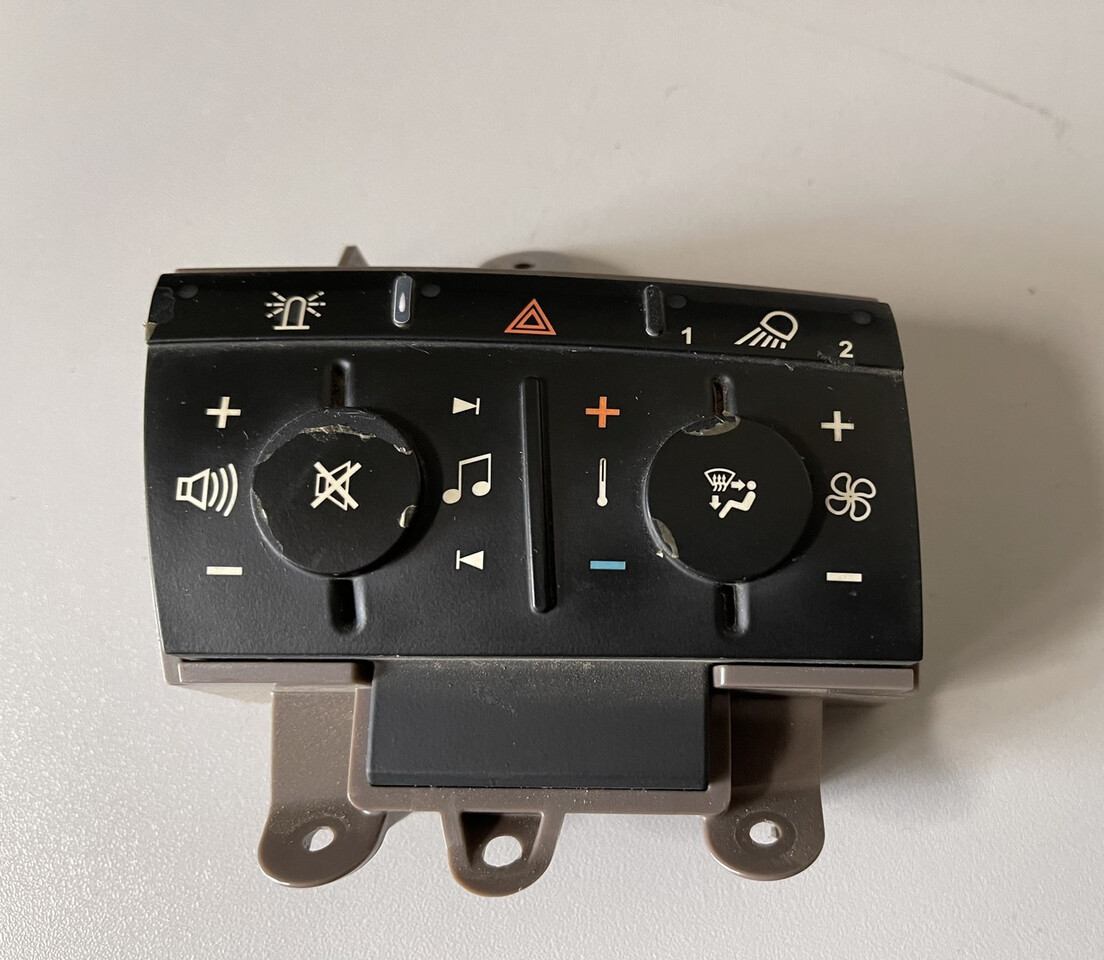 JOHN DEERE RE 572108-panel sterowania multimediami/John Deere 2904 3204 seria R - Ταμπλό αυτοκινήτου για Γεωργικά μηχανήματα: φωτογραφία 1 JOHN DEERE RE 572108-panel sterowania multimediami/John Deere 2904 3204 seria R - Ταμπλό αυτοκινήτου για Γεωργικά μηχανήματα: φωτογραφία 1