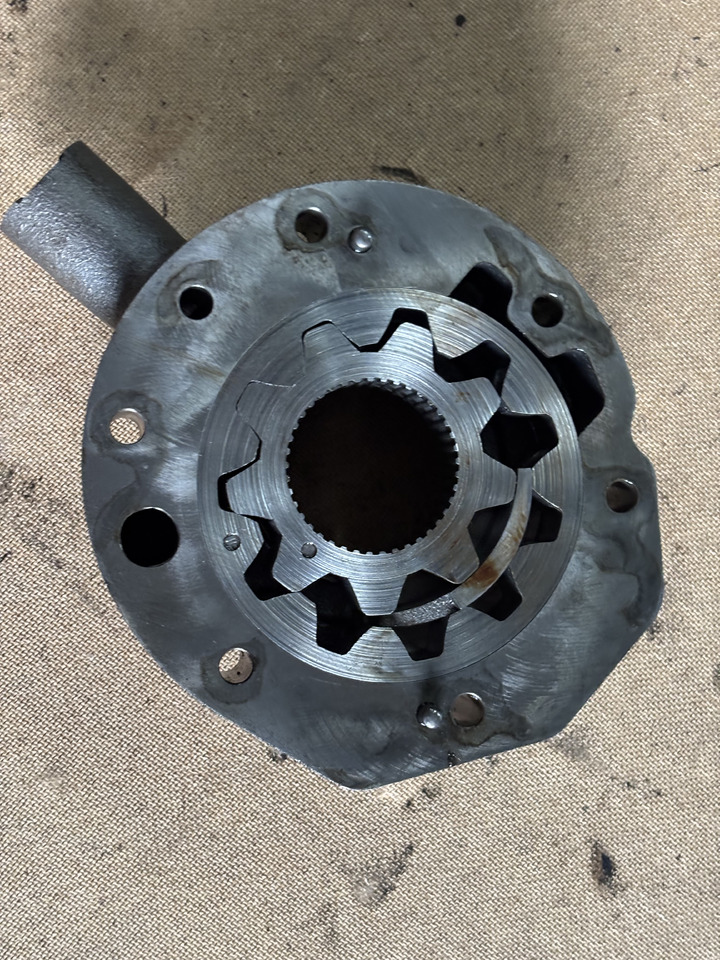 John Deere 6910, 6910S Obudowa Pompy Oleju Łożyska R109001 JD10269 R108926 R108928 - Αντλίας λαδιού για Τρακτέρ: φωτογραφία 1 John Deere 6910, 6910S Obudowa Pompy Oleju Łożyska R109001 JD10269 R108926 R108928 - Αντλίας λαδιού για Τρακτέρ: φωτογραφία 1