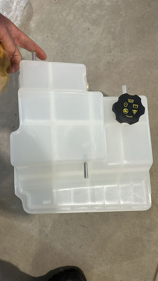 John Deere 7R 7210R 7270R 7230R 7250R 7310R Zbiornik chłodnicy Zbiornik Płynu RE579843 NOWY - Δοχείο διαστολής για Γεωργικά μηχανήματα: φωτογραφία 4 John Deere 7R 7210R 7270R 7230R 7250R 7310R Zbiornik chłodnicy Zbiornik Płynu RE579843 NOWY - Δοχείο διαστολής για Γεωργικά μηχανήματα: φωτογραφία 4