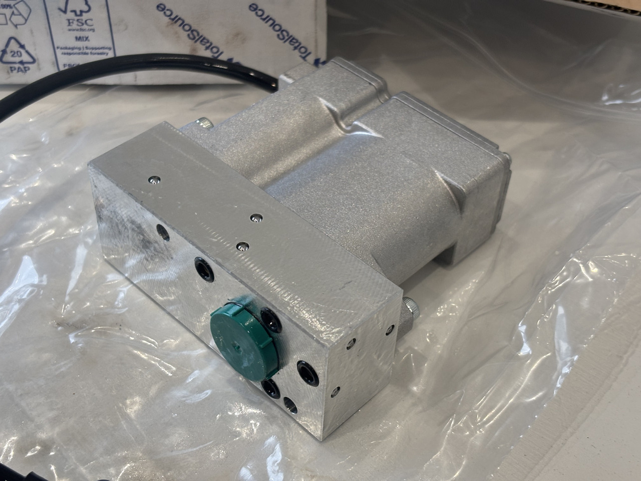 MERLO Cewka Elektrozawór Wysuwu Ramienia 086555 - Υδραυλική βαλβίδα για Ανυψωτικό μηχάνημα: φωτογραφία 2 MERLO Cewka Elektrozawór Wysuwu Ramienia 086555 - Υδραυλική βαλβίδα για Ανυψωτικό μηχάνημα: φωτογραφία 2