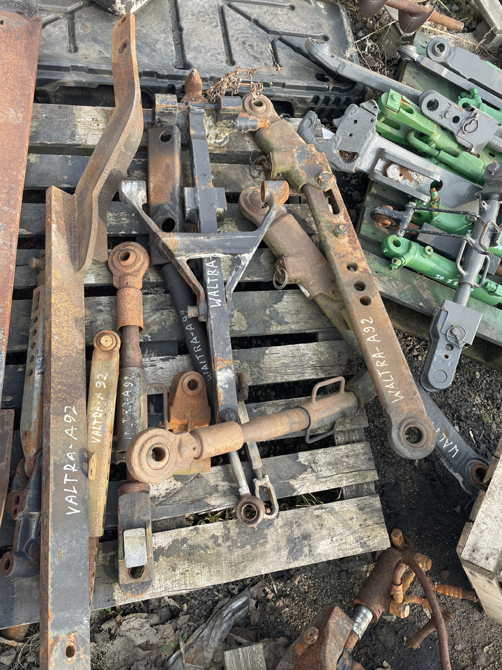 Valtra A92 - wieszaki ramiona odciągi belki - Ανταλλακτικό για Τρακτέρ: φωτογραφία 1 Valtra A92 - wieszaki ramiona odciągi belki - Ανταλλακτικό για Τρακτέρ: φωτογραφία 1