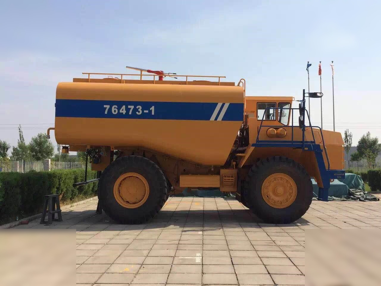2000 BELAZ 75473 - Ανατρεπόμενο όχημα μεταφοράς λατομικών υλικών: φωτογραφία 1 2000 BELAZ 75473 - Ανατρεπόμενο όχημα μεταφοράς λατομικών υλικών: φωτογραφία 1