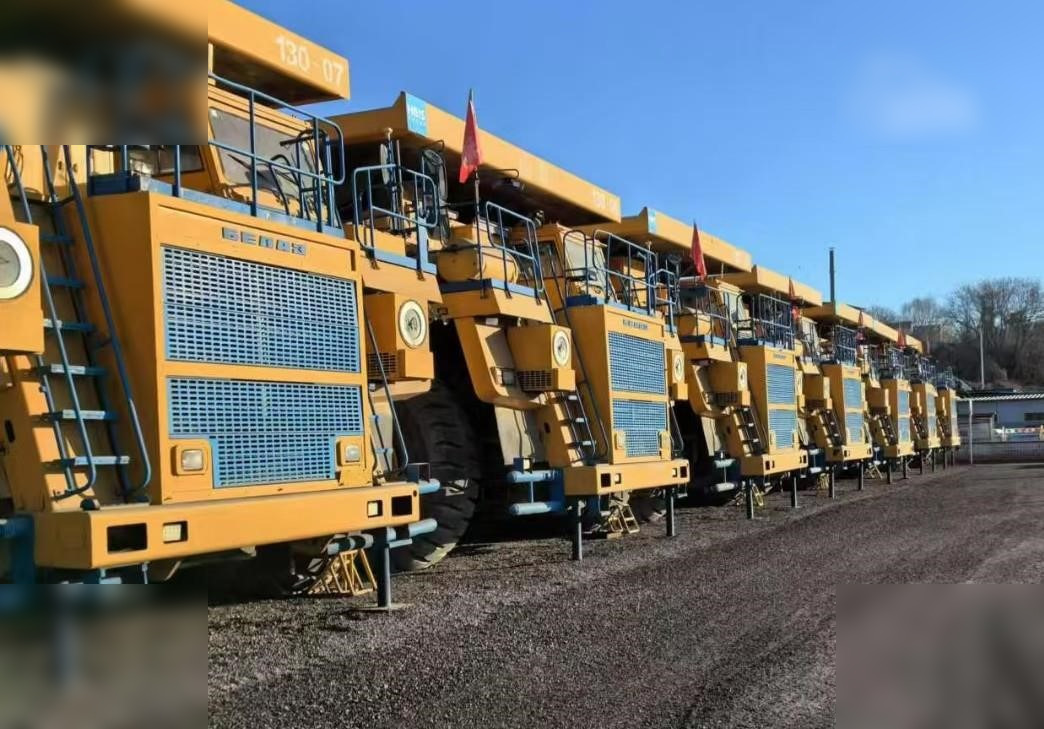2009 BELAZ 75302 - Ανατρεπόμενο όχημα μεταφοράς λατομικών υλικών: φωτογραφία 1 2009 BELAZ 75302 - Ανατρεπόμενο όχημα μεταφοράς λατομικών υλικών: φωτογραφία 1