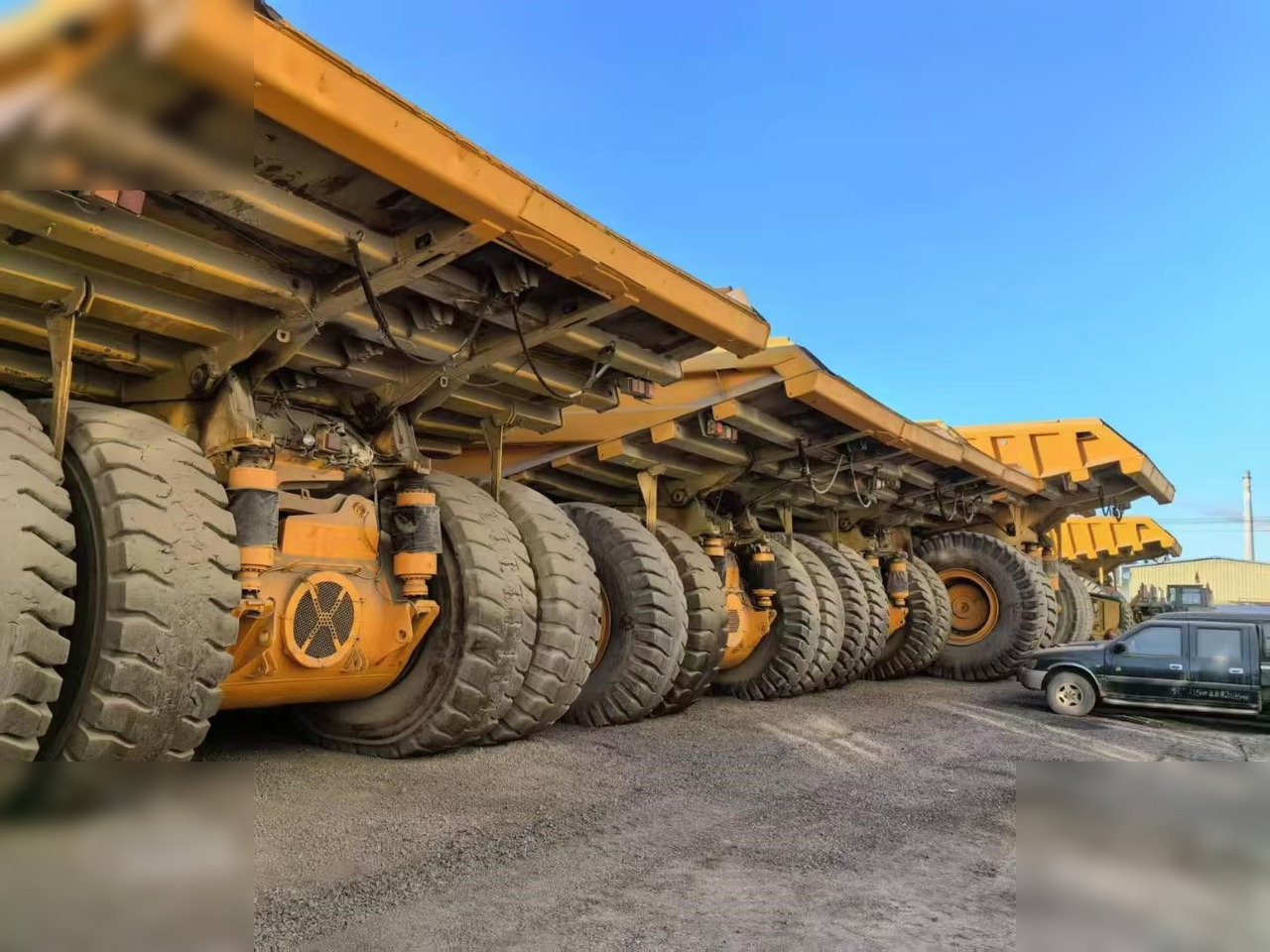 2009 BELAZ 75302 - Ανατρεπόμενο όχημα μεταφοράς λατομικών υλικών: φωτογραφία 3 2009 BELAZ 75302 - Ανατρεπόμενο όχημα μεταφοράς λατομικών υλικών: φωτογραφία 3