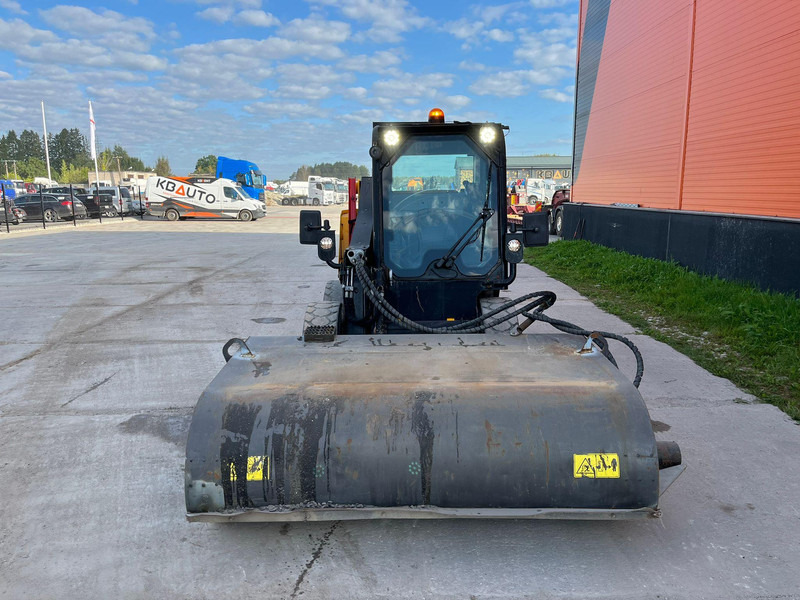 JCB 155 T4 BUCKET & BRUSH - Ελαστιχοφόρος φορτωτής: φωτογραφία 4 JCB 155 T4 BUCKET & BRUSH - Ελαστιχοφόρος φορτωτής: φωτογραφία 4