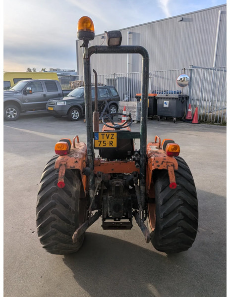 Kubota B8200 D8200 - Τρακτέρ: φωτογραφία 4 Kubota B8200 D8200 - Τρακτέρ: φωτογραφία 4