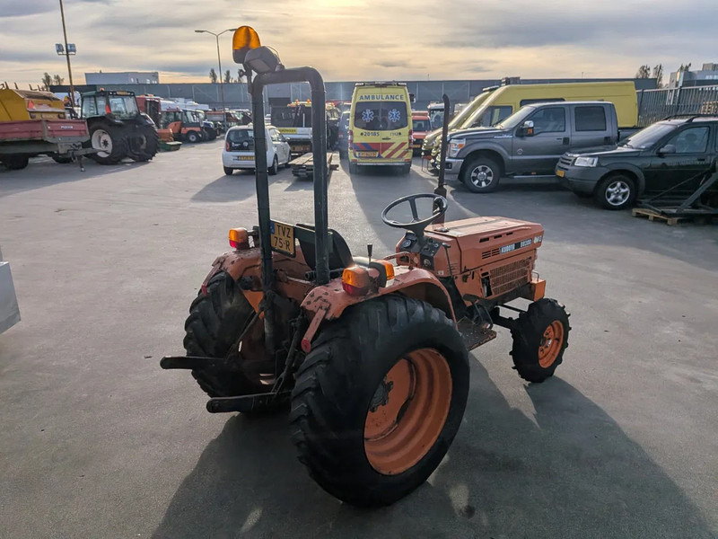 Kubota B8200 D8200 - Τρακτέρ: φωτογραφία 5 Kubota B8200 D8200 - Τρακτέρ: φωτογραφία 5