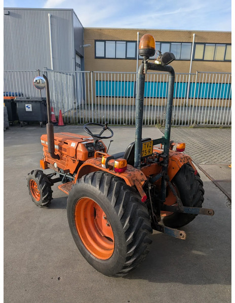 Kubota B8200 D8200 - Τρακτέρ: φωτογραφία 3 Kubota B8200 D8200 - Τρακτέρ: φωτογραφία 3
