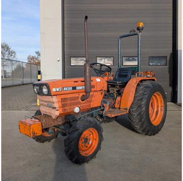 Kubota B8200 D8200 - Τρακτέρ: φωτογραφία 1 Kubota B8200 D8200 - Τρακτέρ: φωτογραφία 1