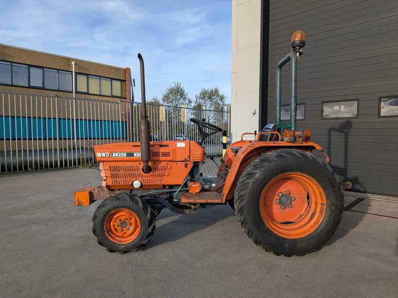 Kubota B8200 D8200 - Τρακτέρ: φωτογραφία 2 Kubota B8200 D8200 - Τρακτέρ: φωτογραφία 2