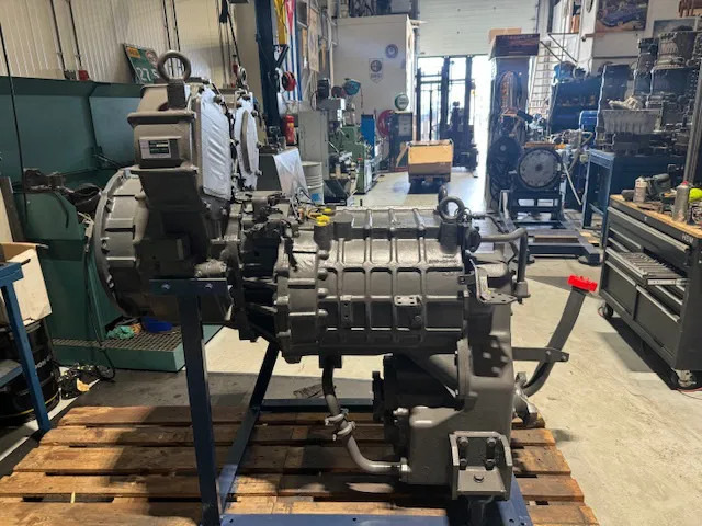 Komatsu Grader GD825A-2 WA500-6 - Κιβώτιο ταχυτήτων: φωτογραφία 1 Komatsu Grader GD825A-2 WA500-6 - Κιβώτιο ταχυτήτων: φωτογραφία 1