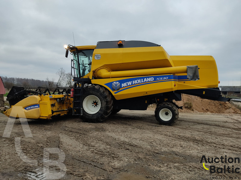New Holland TC 5.90 - Θεριζοαλωνιστική μηχανή: φωτογραφία 4 New Holland TC 5.90 - Θεριζοαλωνιστική μηχανή: φωτογραφία 4