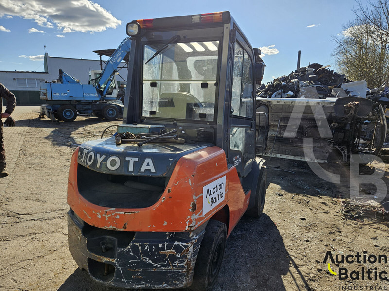 Toyota E 811 - Πετρελαιοκίνητο περονοφόρο: φωτογραφία 3 Toyota E 811 - Πετρελαιοκίνητο περονοφόρο: φωτογραφία 3