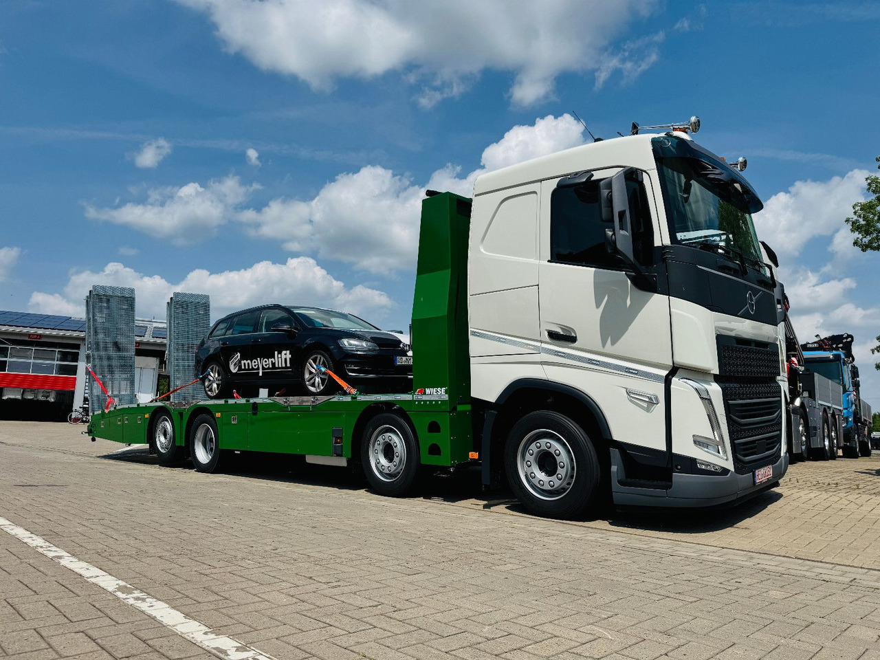 Volvo Arbeitsbühnen Baumaschinentransporter mit Rampen - Φορτηγό αυτοκινητάμαξα: φωτογραφία 1 Volvo Arbeitsbühnen Baumaschinentransporter mit Rampen - Φορτηγό αυτοκινητάμαξα: φωτογραφία 1