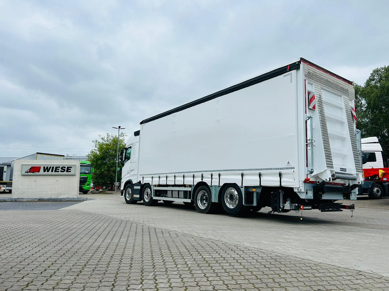 Volvo FH 500 8x2 Arbeitsbühnen Transporter LBW 9t - Φορτηγό μουσαμάς: φωτογραφία 2 Volvo FH 500 8x2 Arbeitsbühnen Transporter LBW 9t - Φορτηγό μουσαμάς: φωτογραφία 2