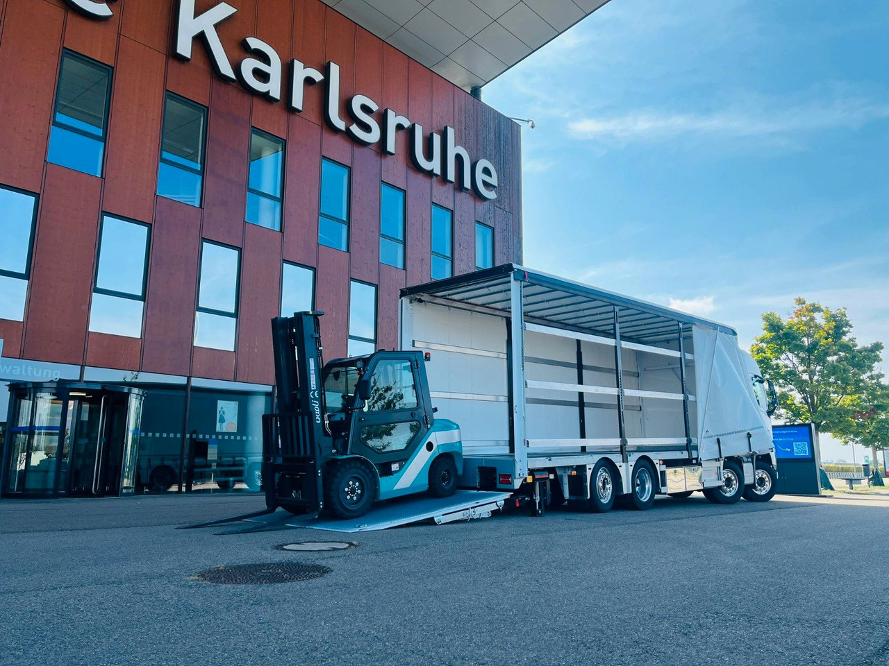 Volvo FH 500 Gabelstaplertransporter LBW Dhollandia 9t - Φορτηγό μουσαμάς: φωτογραφία 4 Volvo FH 500 Gabelstaplertransporter LBW Dhollandia 9t - Φορτηγό μουσαμάς: φωτογραφία 4