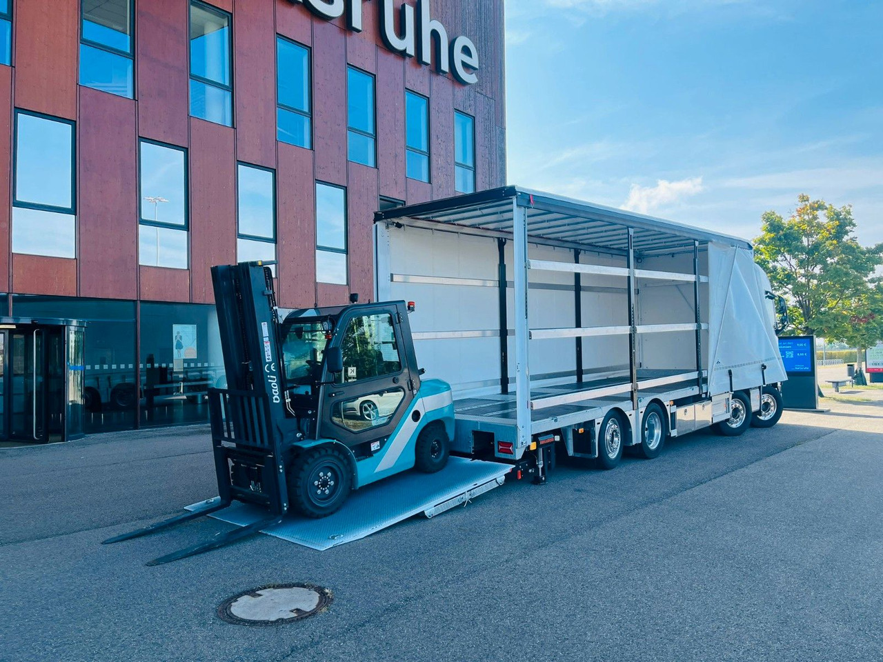 Volvo FH 500 Gabelstaplertransporter LBW Dhollandia 9t - Φορτηγό μουσαμάς: φωτογραφία 1 Volvo FH 500 Gabelstaplertransporter LBW Dhollandia 9t - Φορτηγό μουσαμάς: φωτογραφία 1