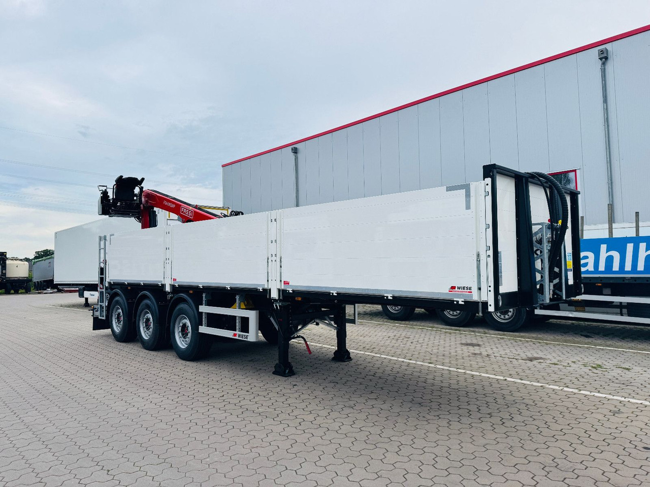 Wiese Baustoffauflieger - Heckkran Kran Fassi - Επικαθήμενο πλατφόρμα/ Καρότσα: φωτογραφία 3 Wiese Baustoffauflieger - Heckkran Kran Fassi - Επικαθήμενο πλατφόρμα/ Καρότσα: φωτογραφία 3